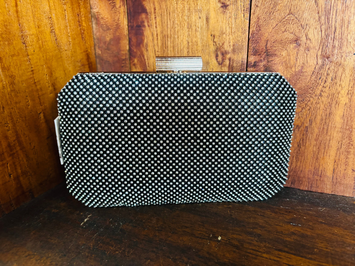 DIAMANTE MESH STRUCTURED CLUTCH IN BLACK