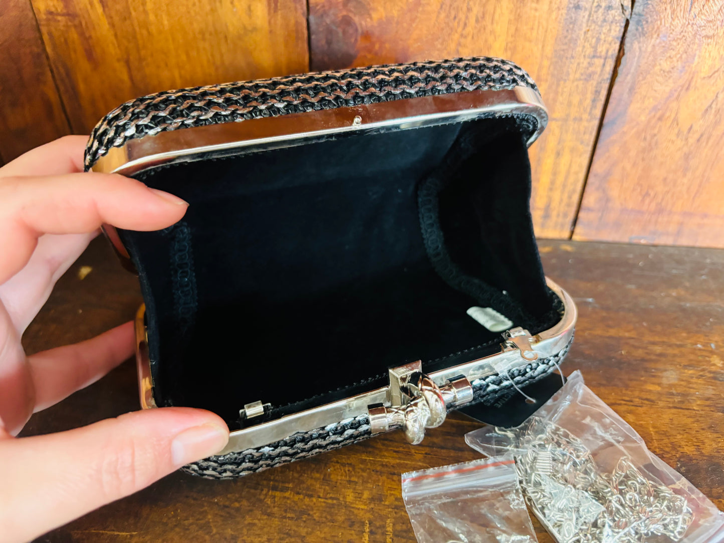 Distinctive BE-15727 Clutch Bag