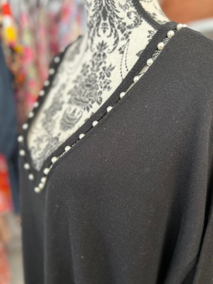 M A. DAINTY PEARL BLACK SWEATER O/S