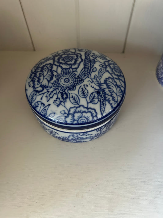 Blue & white Porcelain Round Trinket Box